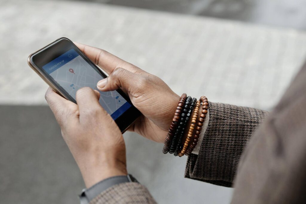 asiakas etsimässä paikallista yritystä Google Mapsista