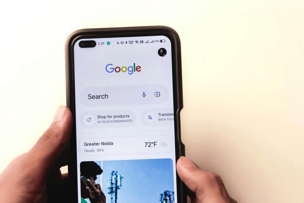 Puhelimessa Google-hakusivu näkyvissä