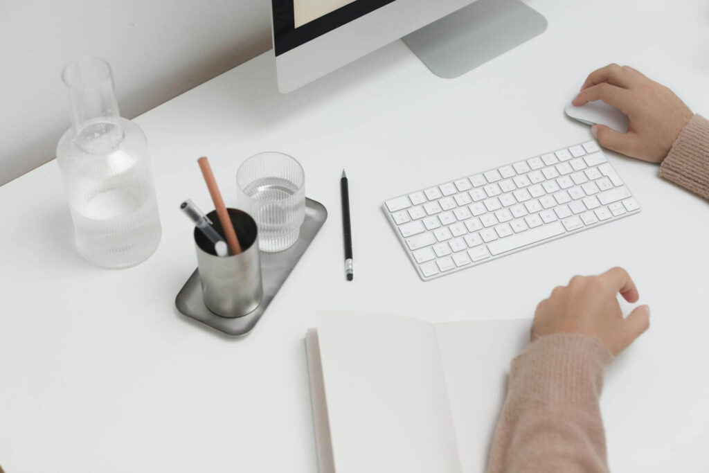 Yrittäjän työpiste verkkosivujen suunnittelua varten