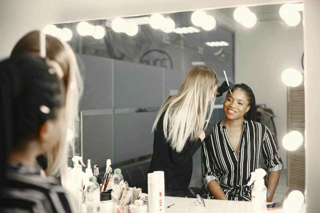 kauneusalan yrittäjä työskentelee asiakkaan kanssa kauneushoitolassa