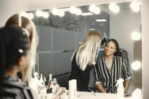 kauneusalan yrittäjä työskentelee asiakkaan kanssa kauneushoitolassa