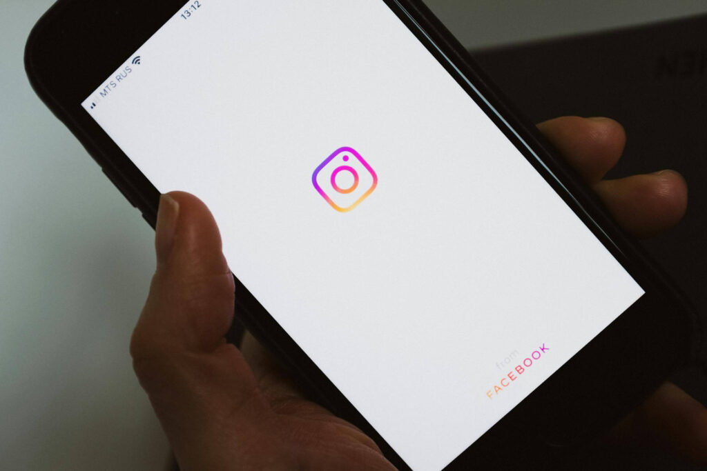 nstagram-sovellus puhelimessa kauneusalan markkinointia varten