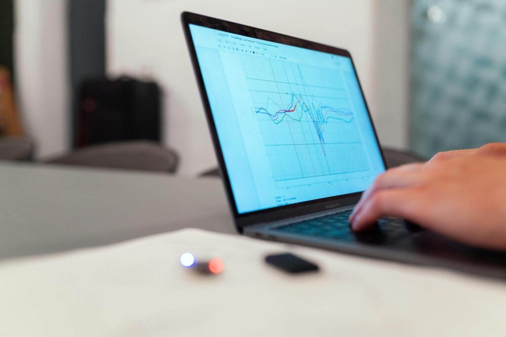 markkinoinnin analytiikka ja hakukonenäkyvyyden data tietokoneen näytöllä
